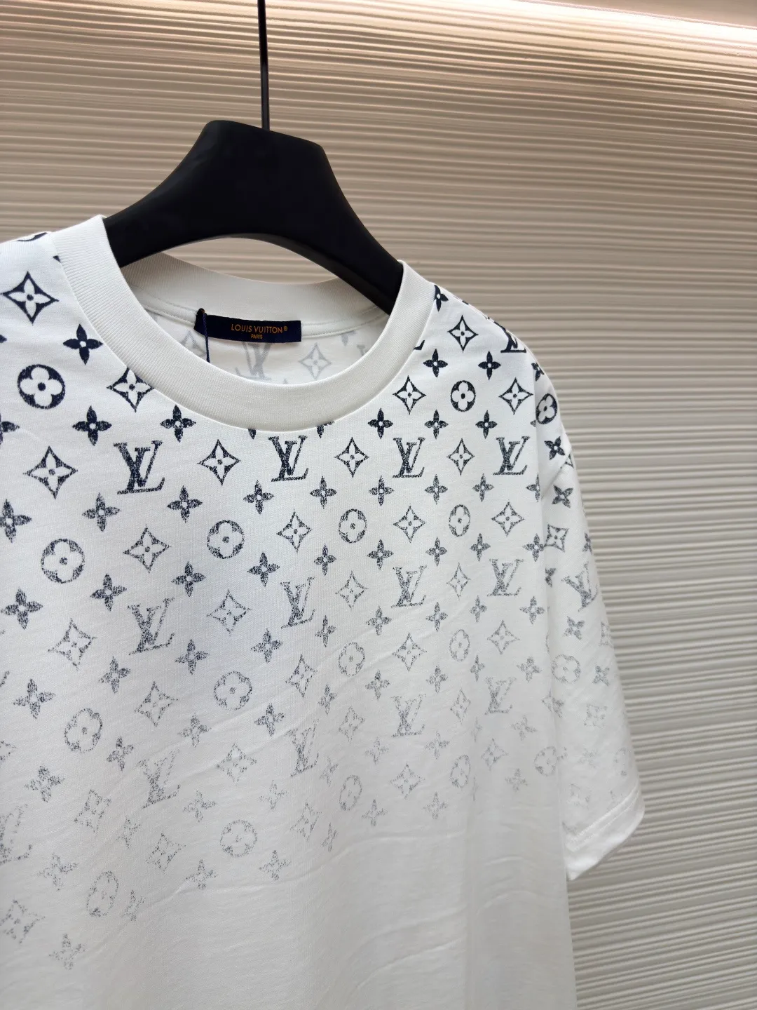 LOUIS VUITTON gradient presbyopic T-shirt ●Authentic product: purchased and developed by 8450 ●Item number: 1680208-A10 ●Fabric: refined sulfur cotton fabric ●Technology: printing production ●Version: fitted version ●Weight: about 305 grams ●Size: XS-S-M-L ●Description: The fabric is made of 32s double-ply combed cotton compact siro-spun yarn, matched with 1*1 flat knitted cotton thread. The entire garment's front and rear panels, left and right sleeves, are printed with Kornit white ink digital direct injection. The first draft is made based on the Y-plate scanned pattern, and the clarity of the first draft is corrected by hand to ensure that the printed flower pieces have a gradient and orderly visual effect. The overall wiring is straight and delicate, the fabric is comfortable and soft, and the color is consistent without color difference. It can be matched with the same style to create a fashionable look and control various occasions. Customized accessories, complete with three standards, same style for men and women!